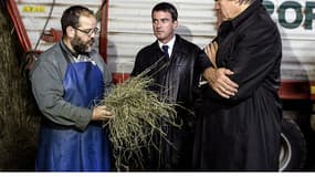 Manuel Valls lors d'une visite chez un éleveur à La Motte-en-Bauges.