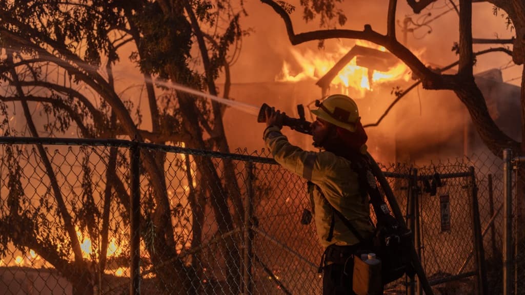Un pompier lutte contre un incendie à Camarillo, en Californie, le 6 novembre 2024