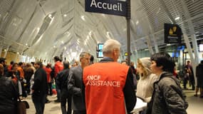 Dans une gare de Montpellier le 30 septembre dernier, les "gilets rouges" portent assistance aux passagers.