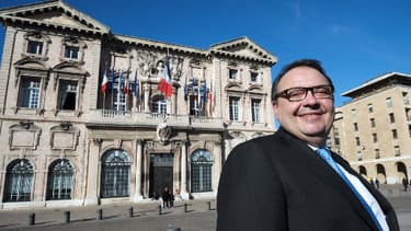 Patrick Mennucci, le candidat socialiste, devant la mairie de Marseille.