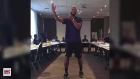 Le show Bostock qui reprend "Billie Jean" lors de son bizutage au TFC