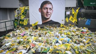 Des fleurs déposées devant le 8 février 2019 stade de la Beaujoire à Nantes en hommage à l'ancien attaquant du club Emiliano Sala mort dans un accident d'avion