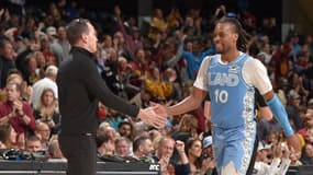 Darius Garland salue son entraîneur Kenny Atkinson lors de la victoire de Cleveland contre Charlotte (128-114, NBA), le 17 novembre 2024