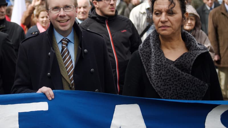 Farida Belghoul (à droite) lors d'une manifestation à Paris le 11 mai dernier, aux côtés d'Alain Escada (à gauche), le président de Civitas.