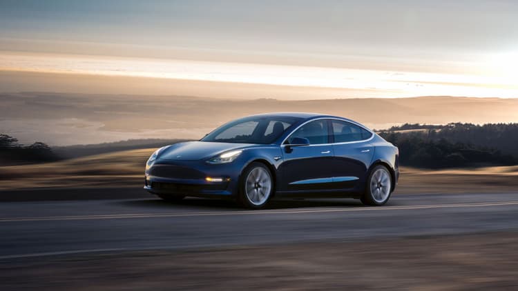 Tesla Model 3 Combien De Chevaux Pourquoi Tesla évite de parler en chevaux et en kWh pour ses voitures