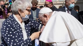 Le pape François embrasse le tatouage d'une survivante de l'Holocauste
