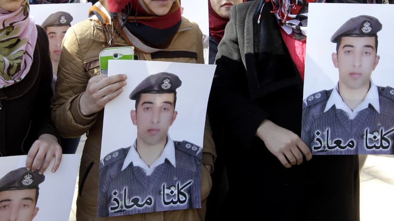 Des proches du pilote réclament sa libération, en Jordanie.