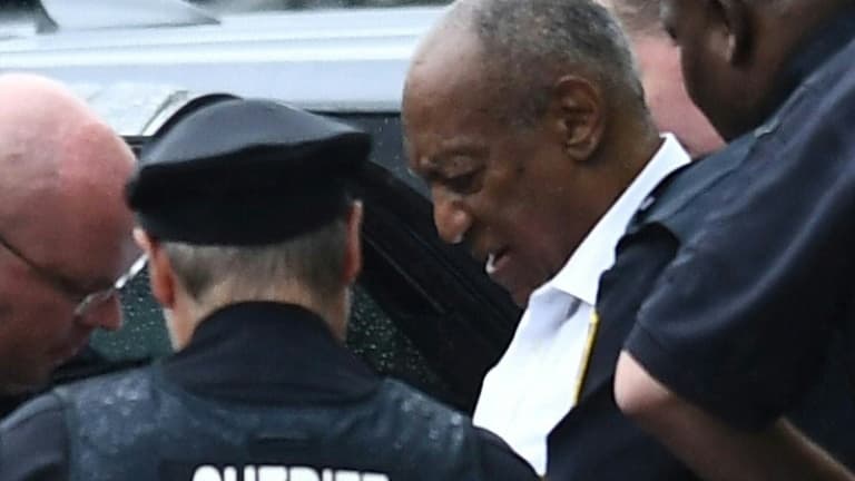Le comédien Bill Cosby est placé en détention à sa sortie du tribunal de Norristown (Pennsylvanie, est) après avoir été condamné à au moins trois ans de prison le 25 septembre 2018