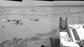 Clichés pris par le robot Curiosity lors de sa 100e journée de présence sur Mars. Le rover a découvert des traces de carbone, élément essentiel à l'apparition de la vie mais dont la seule présence n'est pas une condition suffisante, tempèrent les chercheu