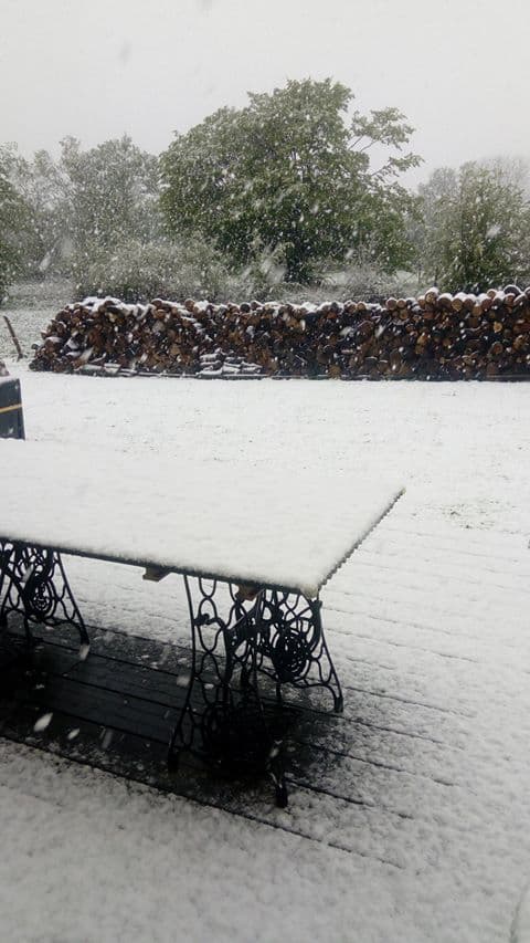 De la neige en Normandie ce lundi 30 avril. De la neige en Normandie ce lundi 30 avril.