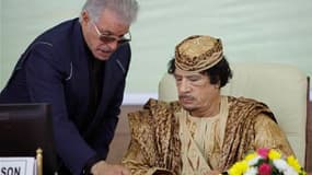Mouammar Kadhafi et son ancien chef du protocole, Nouri al Mismari, en août 2009