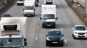 Des riverains conduisent leur véhicule sur le Boulevard Périphérique (Paris) à Paris le 31 janvier 2024.

