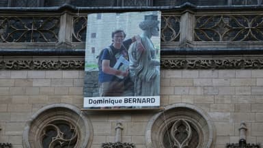 Un portrait de l'enseignant Dominique Bernard, tué dans un attentat islamiste, accroché sur la façade de la mairie d'Arras, le 19 octobre 2023 dans le Pas-de-Calais