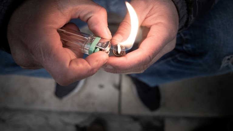 Un toxicomane prépare une pipe de crack, le 2 décembre 2020 à Paris
