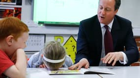 La petite Lucy Howarth se penche en avant après s'être trompée dans la lecture des son livre. Une image que certains quotidiens britanniques ont repris, sans en expliquer le contexte, pour moquer David Cameron.