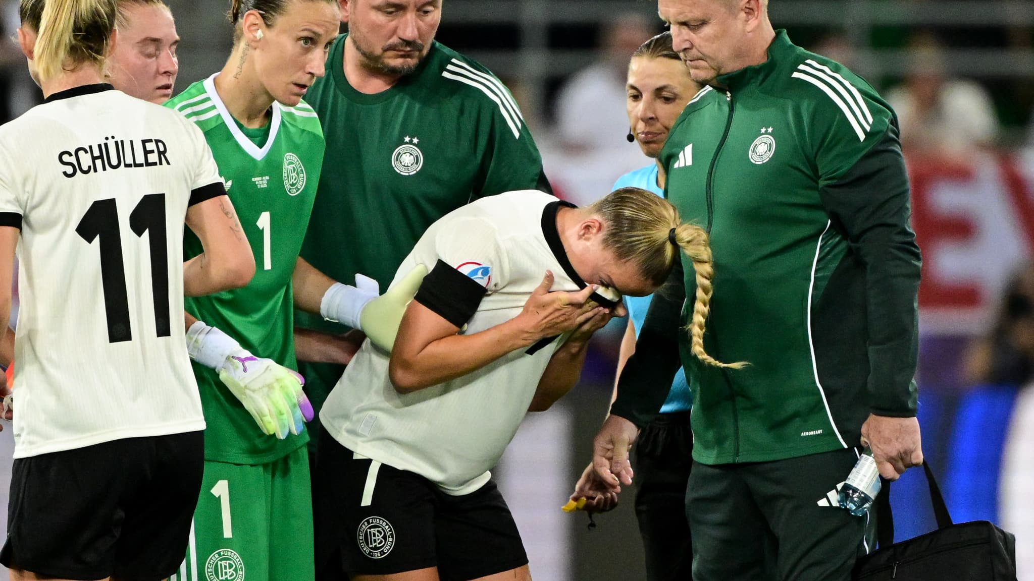 Giulia Gwinn sort blessée lors d'Allemagne-Pologne, le 4 juillet 2025. Giulia Gwinn sort blessée lors d'Allemagne-Pologne, le 4 juillet 2025.
