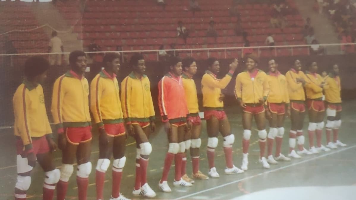 L'équipe du Cameroun se retrouve aux Jeux d’Alger en 1983, contre le Nigeria L'équipe du Cameroun se retrouve aux Jeux d’Alger en 1983, contre le Nigeria