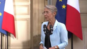 Elisabeth Borne lors de la passation de pouvoir avec Jean Castex à Matignon, le 16 mai 2022.