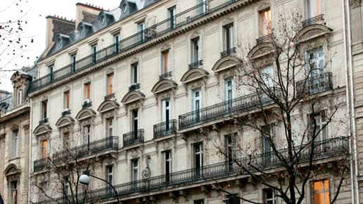 Les parents garçon de 18 mois,  rescapé lundi d'une chute du 7ème étage d'un immeuble parisien, ont passé la nuit de mardi à mercredi en garde à vue.