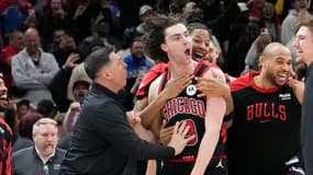 Josh Giddey célèbre son tir à trois points victorieux au buzzer lors du match Chicago-LA Lakers (119-117, NBA), le 27 mars 2025