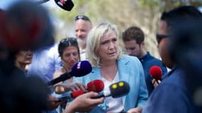 La candidate à la présidentielle française Marine Le Pen répondant à la presse lors de sa campagne en Guadeloupe, le 27 mars 2022 à Saint-François
