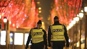 Des policiers sur l'avenue des Champs-Elysées dans la nuit du Nouvel An 2021.