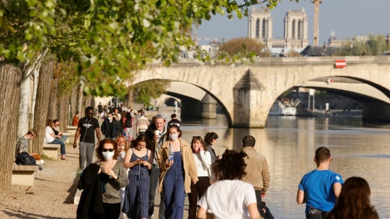 Des piétons sur les bords de Seine à Paris, le 19 avril 2021