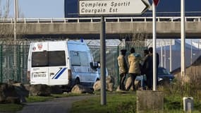 Des migrants sur un parking, le 12 janvier 2018, à Calais
