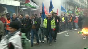 SNCF: le cortège de la manifestation des cheminots poursuit sa marche en direction de la gare Saint-Lazare le 3 avril 2018. 