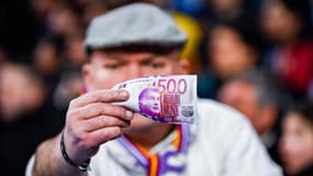 Des faux billets ont été balancés en tribune en Liga pour dénoncer l'affaire Negreira au Barça.