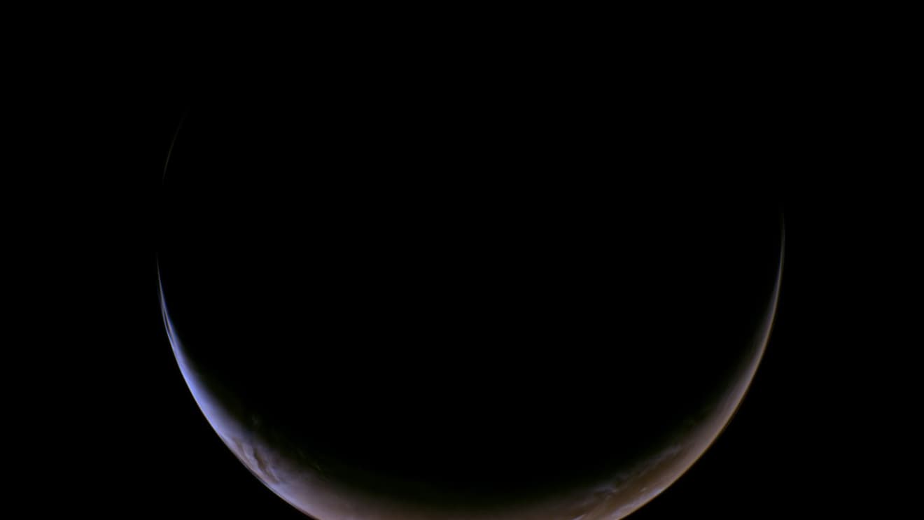 La planète Mars apparaissait au départ comme un croissant fin et lumineux. La planète Mars apparaissait au départ comme un croissant fin et lumineux.