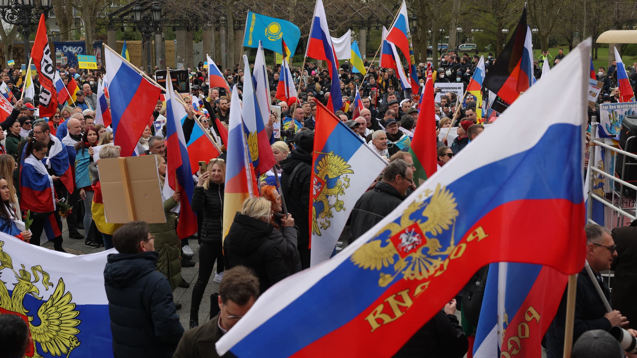 Des personnes prennent part à une manifestation pro-russe à Francfort-sur-le-Main, dans l'ouest de l'Allemagne, le 10 avril 2022, dans le contexte de la guerre en Ukraine.
Des personnes prennent part à une manifestation pro-russe à Francfort-sur-le-Main, dans l'ouest de l'Allemagne, le 10 avril 2022, dans le contexte de la guerre en Ukraine.