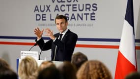 Emmanuel Macron présente ses voeux aux acteurs de la santé le 6 janvier 2023 à Corbeil-Essonnes