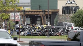 Des motos rassemblées davent le restaurant Twin Peaks, à Waco, Texas.