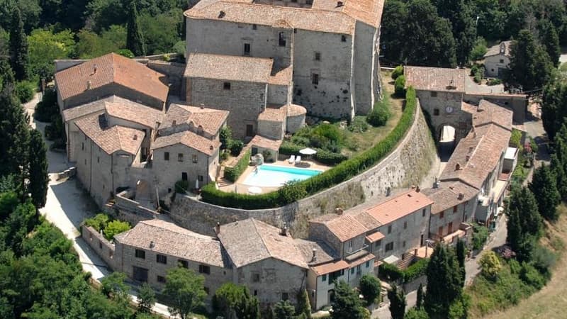 le château de Sismano en Italie est à vendre, avec le village