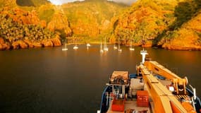 Les plus beaux sites de la planète ne sont pas réservés qu'aux voiliers ou aux navires de croisière. Les cargos y passent souvent.