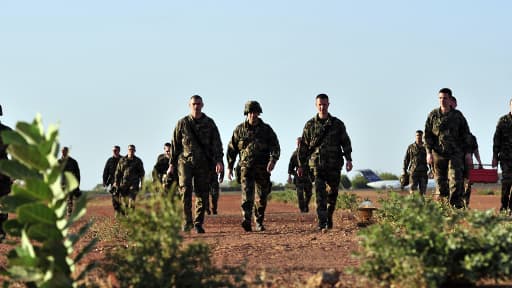 Des soldats français lundi à Bamako, se préparant à aller dans le Nord du Mali