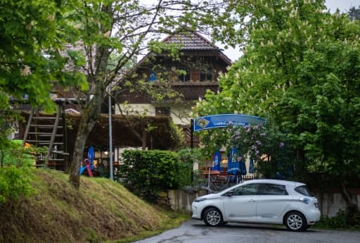 Dans cette auberge de Passau en Bavière (sud de l'Allemagne), photographiée le 11 mai 2019, ont été découverts samedi les corps de trois personnes tuées à l'arbalète. Dans cette auberge de Passau en Bavière (sud de l'Allemagne), photographiée le 11 mai 2019, ont été découverts samedi les corps de trois personnes tuées à l'arbalète.