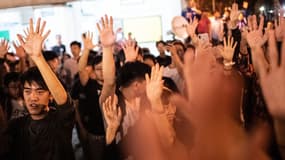 Militants pro-démocratie célébrant la défaite d'un candidat pro Pékin lors des élections locales, le 24 novembre 2019