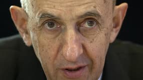 Louis Gallois plaide en faveur d'un assouplissement du CDI et dénonce l'excès du nombre d'embauches en CDD dans une interview publiée vendredi dans le Parisien sur fond de négociations entre patronat et syndicats sur une réforme du marché du travail. /Pho