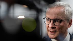 Le ministre français de l'Économie et des Finances, Bruno Le Maire, s'adresse à la presse lors de sa visite à l'usine de batteries électriques « Blue Solutions » à Ergue-Gabéric, dans l'ouest de la France, le 17 mai 2024.