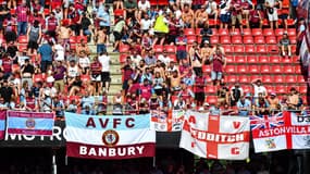 Les supporters d'Aston Villa lors du match amical à Rennes