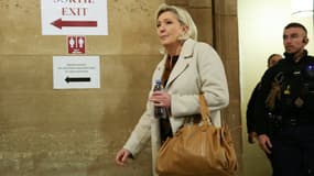 La présidente du groupe parlementaire du parti d'extrême droite Rassemblement National (RN) Marine Le Pen au palais de justice lors de son procès en appel à Paris, le 15 janvier 2026.