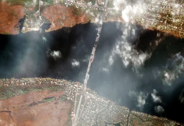 Satellite images of the Antonovskiy Bridge east of Kherson, partially destroyed just before the recapture of the city by the Ukrainian army.