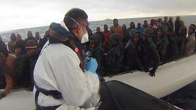 Les migrants venus de Libye voyageaient vers l'Italie sur des canots de fortune.