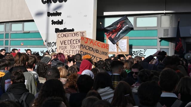 Rassemblement d'étudiants à Lyon devant un  campus du CROUS, le 12 novembre 2019, après qu'un étudiant de 22 ans se soit immolé