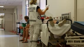 Un médecin des urgences de l'hôpital d'Arcachon prend en charge un patient, le 10 août 2023 en Gironde