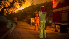 Des pompiers regardent les flammes de l'incendie "Thomas", le 12 décembre 2017 à Montecito, en Californie. 