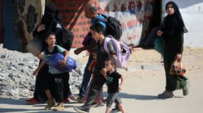 Des Palestiniens fuient le quartier résidentiel Hamad et ses environs à Khan Younès, dans le sud de la bande de Gaza, après avoir reçu un avertissement de l'armée israélienne leur enjoignant d'évacuer la zone, le 11 août 2024. 