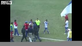 Un entraîneur tacle un adversaire en plein match